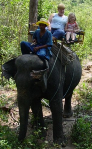 Judith en Meike op de olifant