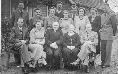 Staand: Gerrit, Marietje, Herman, Truike en Bernard; Zittend: Hendrik, Trees, Fien, Willy, Ank, Johan, Regien, Truus en Herman
